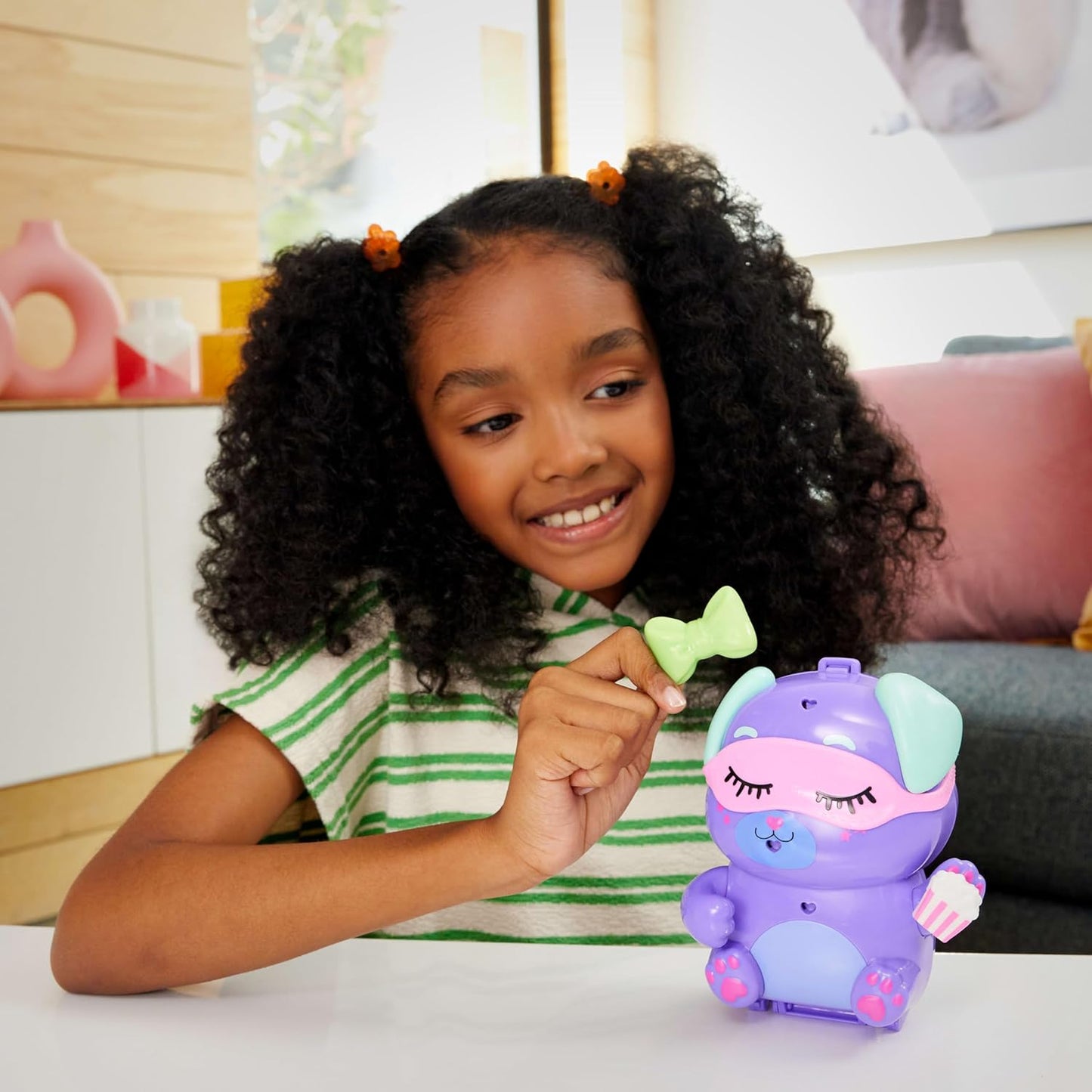 Polly Pocket Muñecas y juego de pijamadas, compacto para cachorros, juguete de viaje con 1 micro muñeca, perros de mascotas