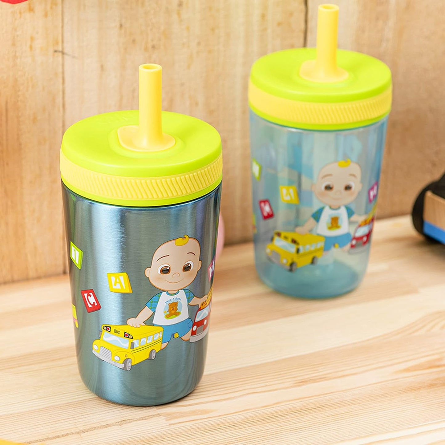 Zak Designs CoComelon Kelso - Juego de vasos con tapa de rosca a prueba de fugas con pajilla, paquete para niños, incluye vasos de plástico y acero inoxidable con sorbete