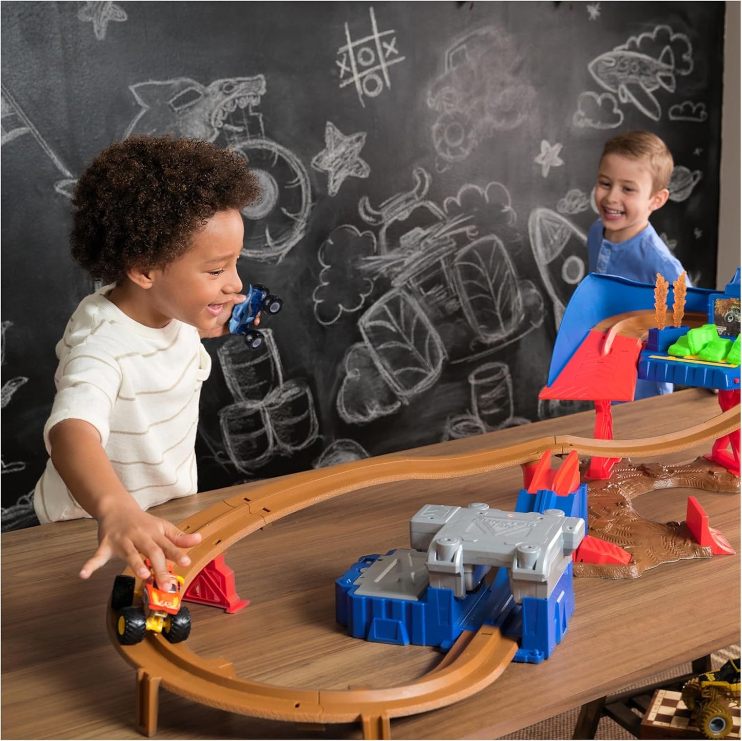 Monster Jam, Supercharge Speedway Playset, Megalodon y El Toro Loco