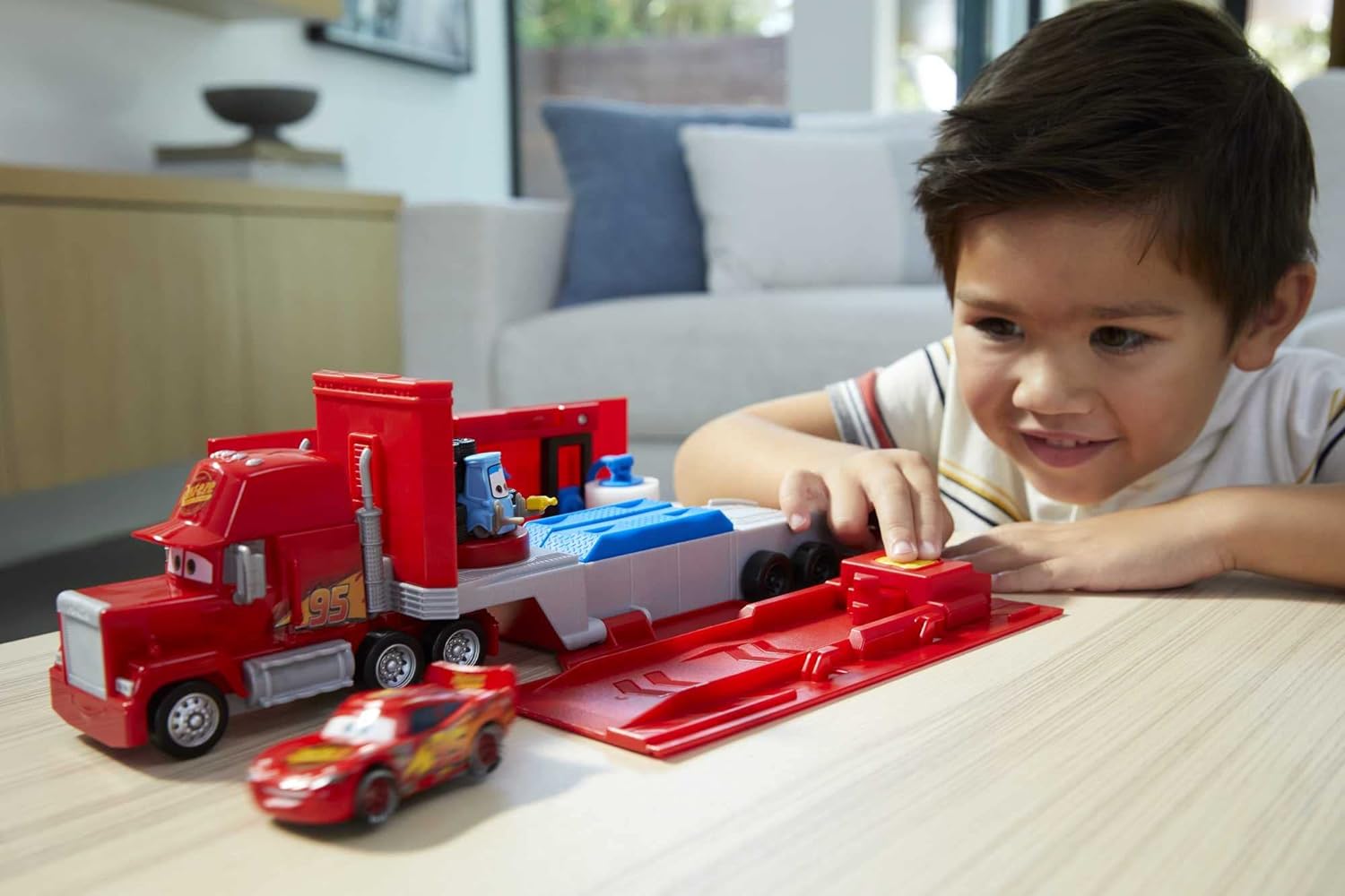 Mattel Disney y Pixar Cars Transforming Mack Playset, camión de juguete 2 en 1