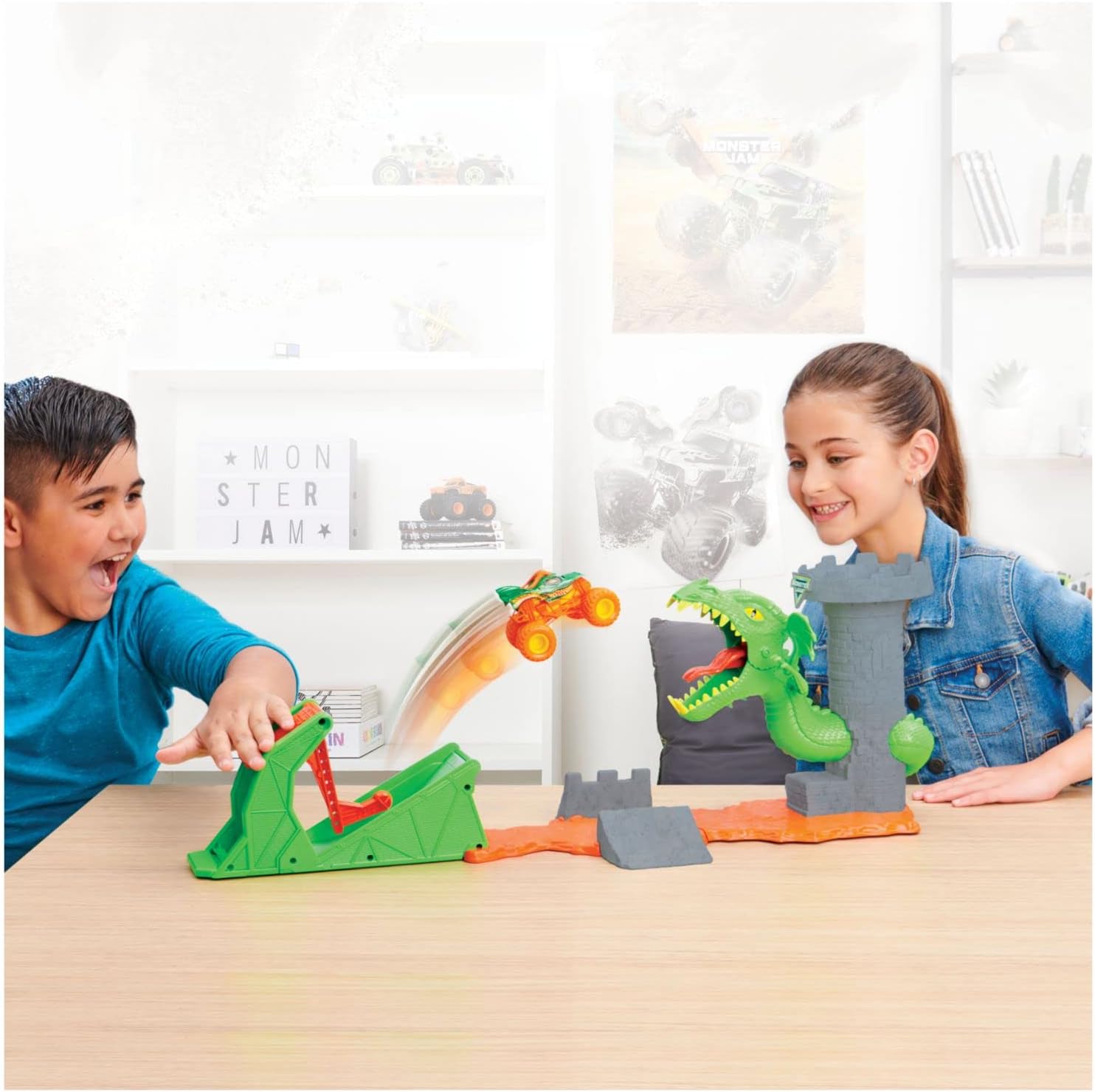 Monster Jam - Juego de dragón de duelo con exclusivo camión monstruo dragón a escala 1:64