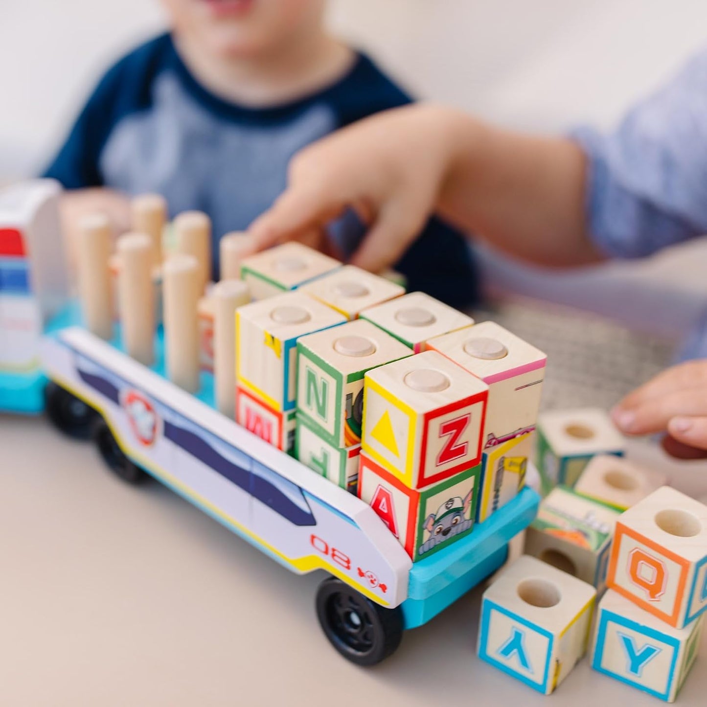 Melissa & Doug Camión de madera ABC de la Patrulla Canina