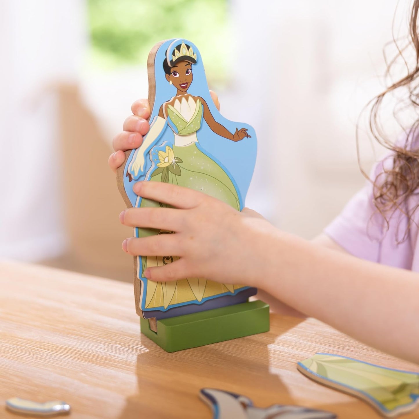 Melissa & Doug Disney Princess Tiana - Juego de muñeca magnética de madera para disfrazarse (más de 30 piezas)