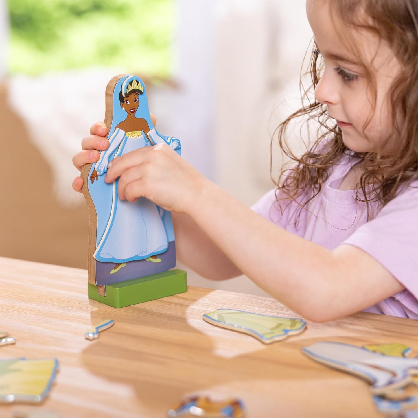Melissa & Doug Disney Princess Tiana - Juego de muñeca magnética de madera para disfrazarse (más de 30 piezas)