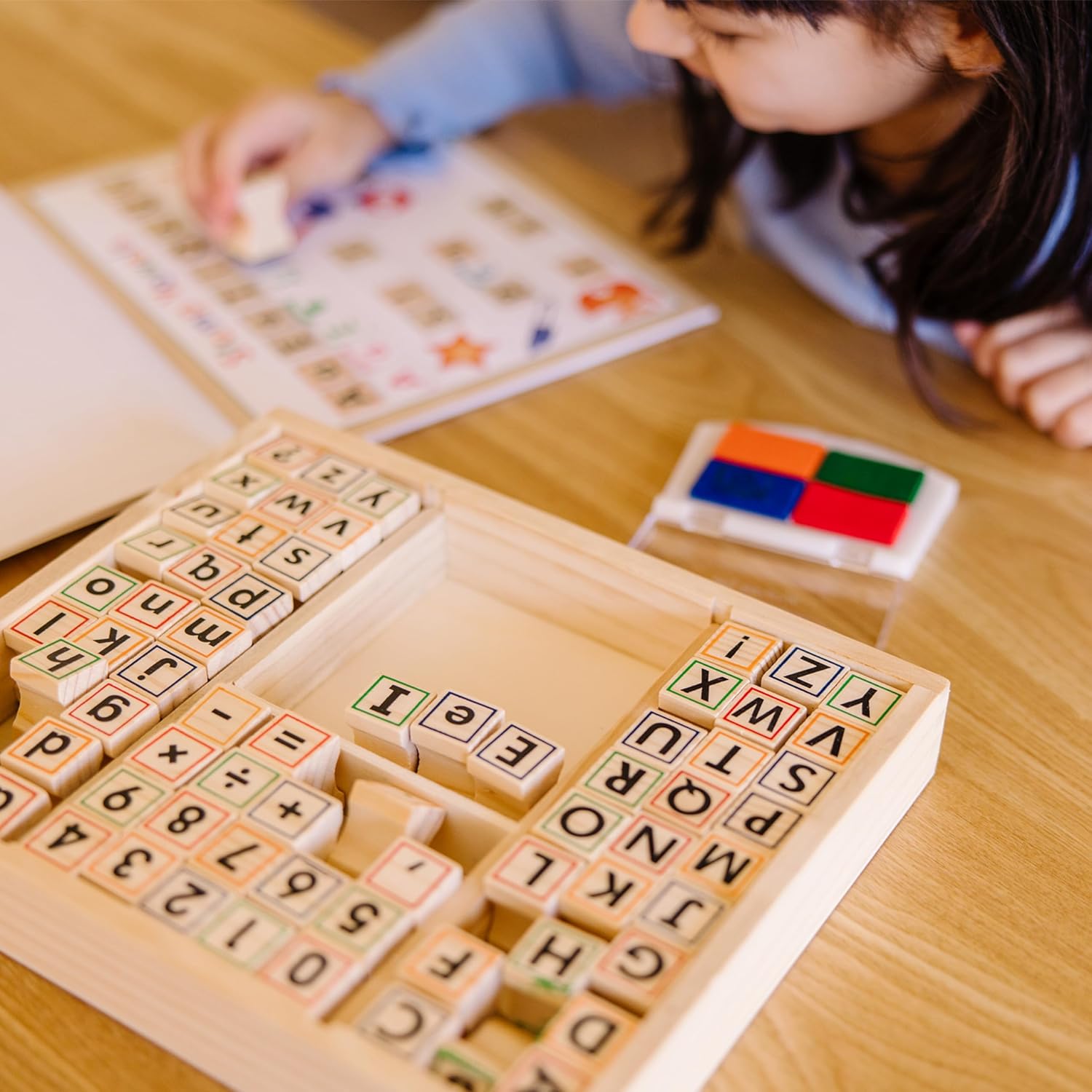 Sellos de madera con letras y números 